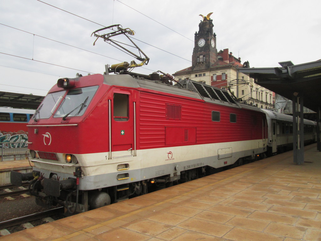 Zpožděný vlak EC 272 Avala ve stanici Praha hl.n. 12.8.2014 - foto © www.martinvlaky.cz
